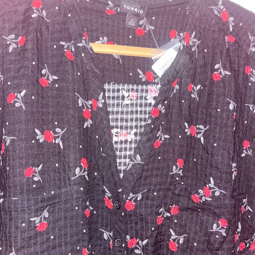 NWT Torrid black rose printed top size 4X - Picture 2 of 4
